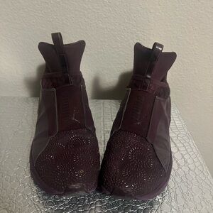PUMA WOMENS SLIP ON SNEAKER BURGUNDY SIZE 9